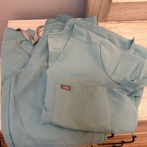 Figs aqua set - like new